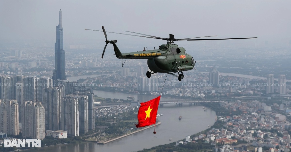Phản ứng của khách Tây thấy trực thăng bay rợp trời, cờ đỏ khắp Việt Nam