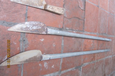 Bị bắt nạt, nhóm học sinh xách dao phóng lợn đi trả thù