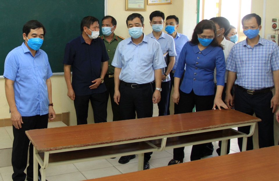 Dùng đèn cực tím khử khuẩn bài thi của thí sinh liên quan tới Covid-19 - 1 Dùng đèn cực tím khử khuẩn bài thi của thí sinh liên quan tới Covid-19 - 1