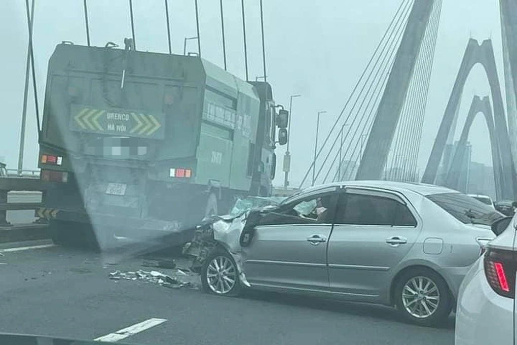 Hà Nội: Ô tô con nát đầu sau cú đâm vào đuôi xe tải trên cầu Nhật Tân - 1 Hà Nội: Ô tô con nát đầu sau cú đâm vào đuôi xe tải trên cầu Nhật Tân - 1