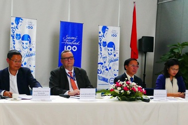 Tân Đại sứ Phần Lan tham gia trồng cây 100 cây xanh tặng Hà Nội