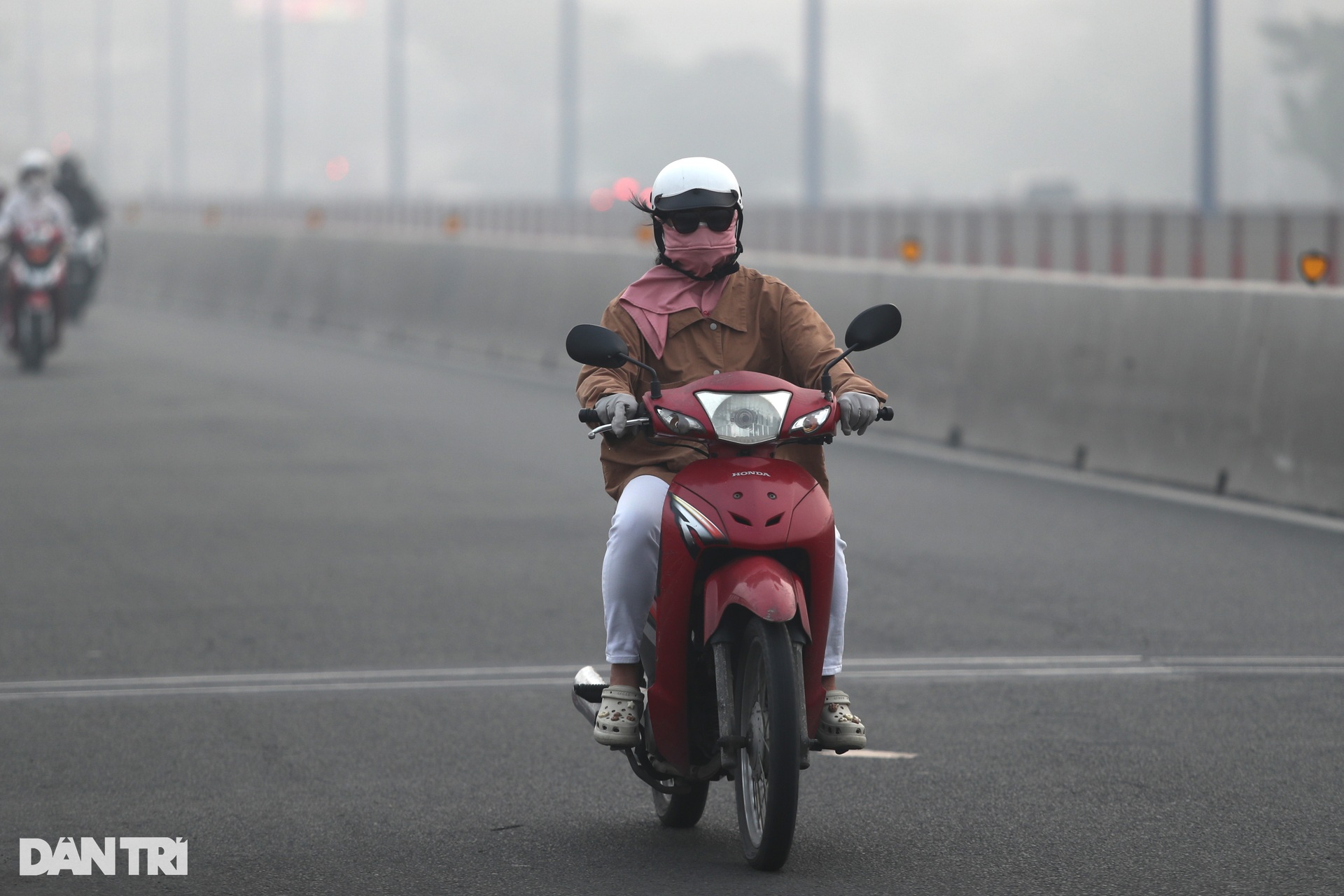 TPHCM se lạnh, chìm trong sương mù những ngày giáp Tết Nguyên đán - 6 TPHCM se lạnh, chìm trong sương mù những ngày giáp Tết Nguyên đán - 6