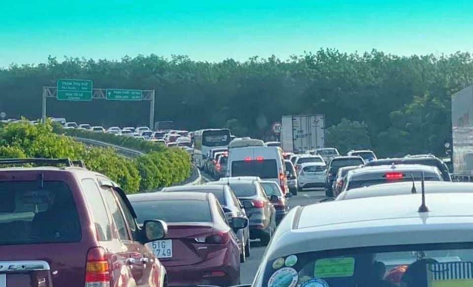 Cao tốc phía Đông Sài Gòn kẹt cứng suốt nhiều giờ - 1 Cao tốc phía Đông Sài Gòn kẹt cứng suốt nhiều giờ - 1