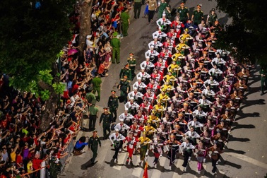 Những bước chân diễu binh kỷ luật, đều, đẹp, thẳng như kẻ của các chiến sĩ