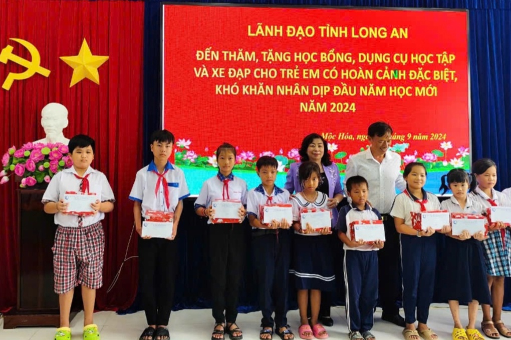 Học sinh đặc biệt khó khăn ở Long An vui mừng nhận quà năm học mới - 4 Học sinh đặc biệt khó khăn ở Long An vui mừng nhận quà năm học mới - 4
