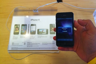 Bẻ khóa iPhone 4 ngay tại gian hàng Apple Store