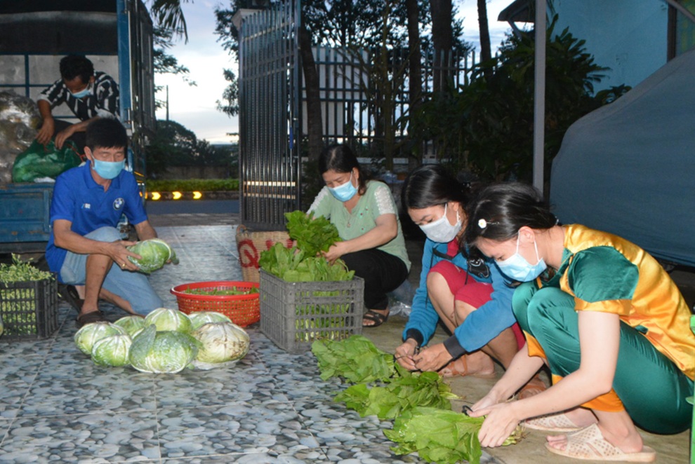 Gia đình quân nhân về hưu mở gian hàng rau 0 đồng giúp người nghèo - 1 Gia đình quân nhân về hưu mở gian hàng rau 0 đồng giúp người nghèo - 1