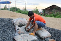 Đắk Nông: Đường chưa làm xong đã hỏng, dân nghi xi măng kém chất lượng