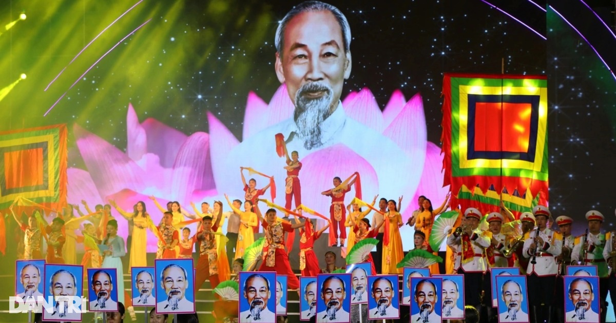 Khánh thành tượng đài "Bác Hồ về thăm quê" trong dịp Lễ hội Làng Sen