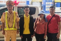 Hai người về quê đón Tết bị xe khách bỏ rơi trong đêm được CSGT hỗ trợ