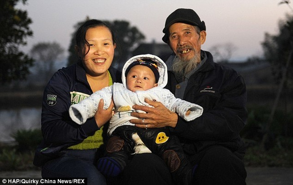 Chuyện tình của thầy lang 79 tuổi và vợ kém 45 tuổi - 1