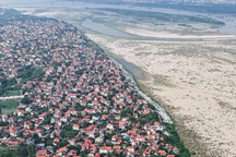 Hàng chục nhà dân ven sông Hồng bị nứt: Hà Nội xác định nguyên nhân