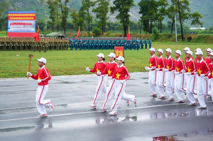 Linda atleta se emocionou ao ser homenageada ao carregar a tocha na Cerimônia do A80 - 1º Aniversário Nữ VĐV xinh đẹp xúc động khi được vinh dự rước đuốc ở Lễ kỷ niệm A80 - 1