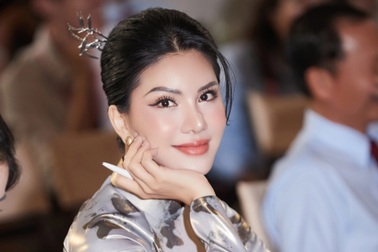 "Hoa hậu hàng không" kể kỷ niệm thi nhan sắc, lý do học thạc sĩ ở tuổi 39