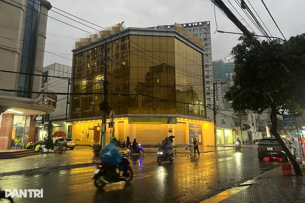 TPHCM mưa rào buổi tối, người đi đường đề phòng lốc, sét - 2 TPHCM mưa rào buổi tối, người đi đường đề phòng lốc, sét - 2