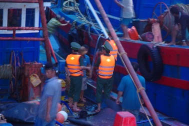 Nỗ lực cứu 2 tàu cá gặp nạn trên biển giữa mưa to, sóng lớn