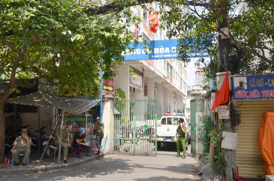 Phong tỏa chung cư nơi phát hiện ca Covid số 48 - 1 Phong tỏa chung cư nơi phát hiện ca Covid số 48 - 1
