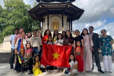 Người Việt tại Anh chung tay cùng quê hương vượt qua Covid-19