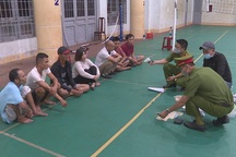 Bắt quả tang nhóm đánh bạc với hình thức xóc... vỏ hạt dưa ăn tiền