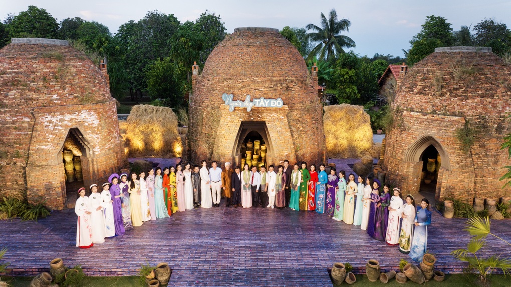 Bán kết Người đẹp Tây Đô: Thí sinh mặc áo bà ba, catwalk giữa đồng lúa - 9 Bán kết Người đẹp Tây Đô: Thí sinh mặc áo bà ba, catwalk giữa đồng lúa - 9