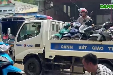 CSGT hóa "lái đò" chở người dân đi qua điểm úng ngập trên quốc lộ 2