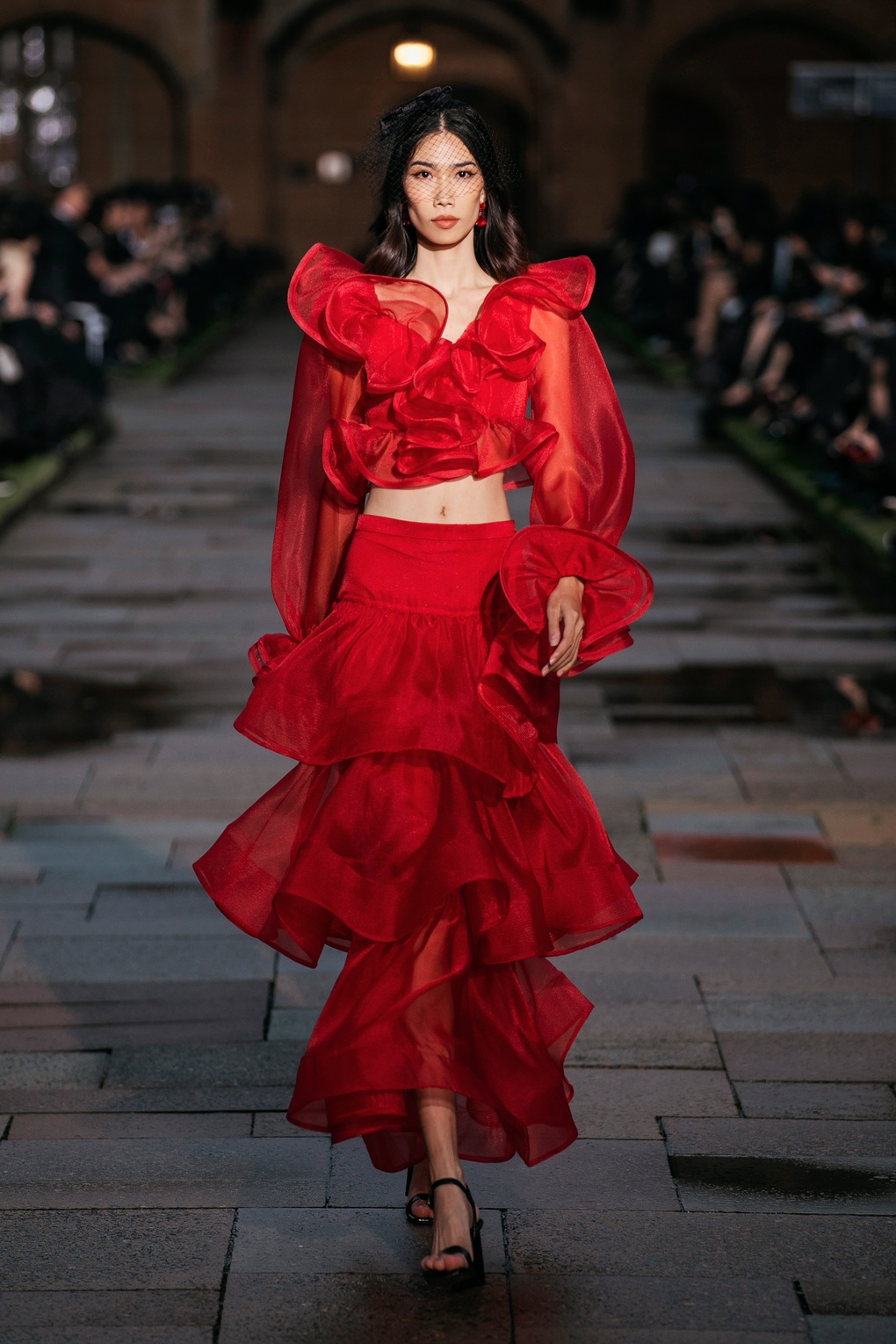 Thanh Hằng diện đầm nặng hơn 15kg, hôn má Đỗ Mạnh Cường kết show - 3