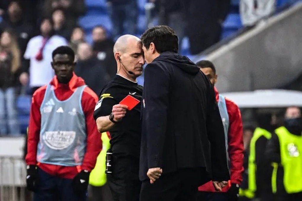 Hét vào mặt trọng tài, HLV Lyon phải ngồi chơi xơi nước 9 tháng - 2 Hét vào mặt trọng tài, HLV Lyon phải ngồi chơi xơi nước 9 tháng - 2
