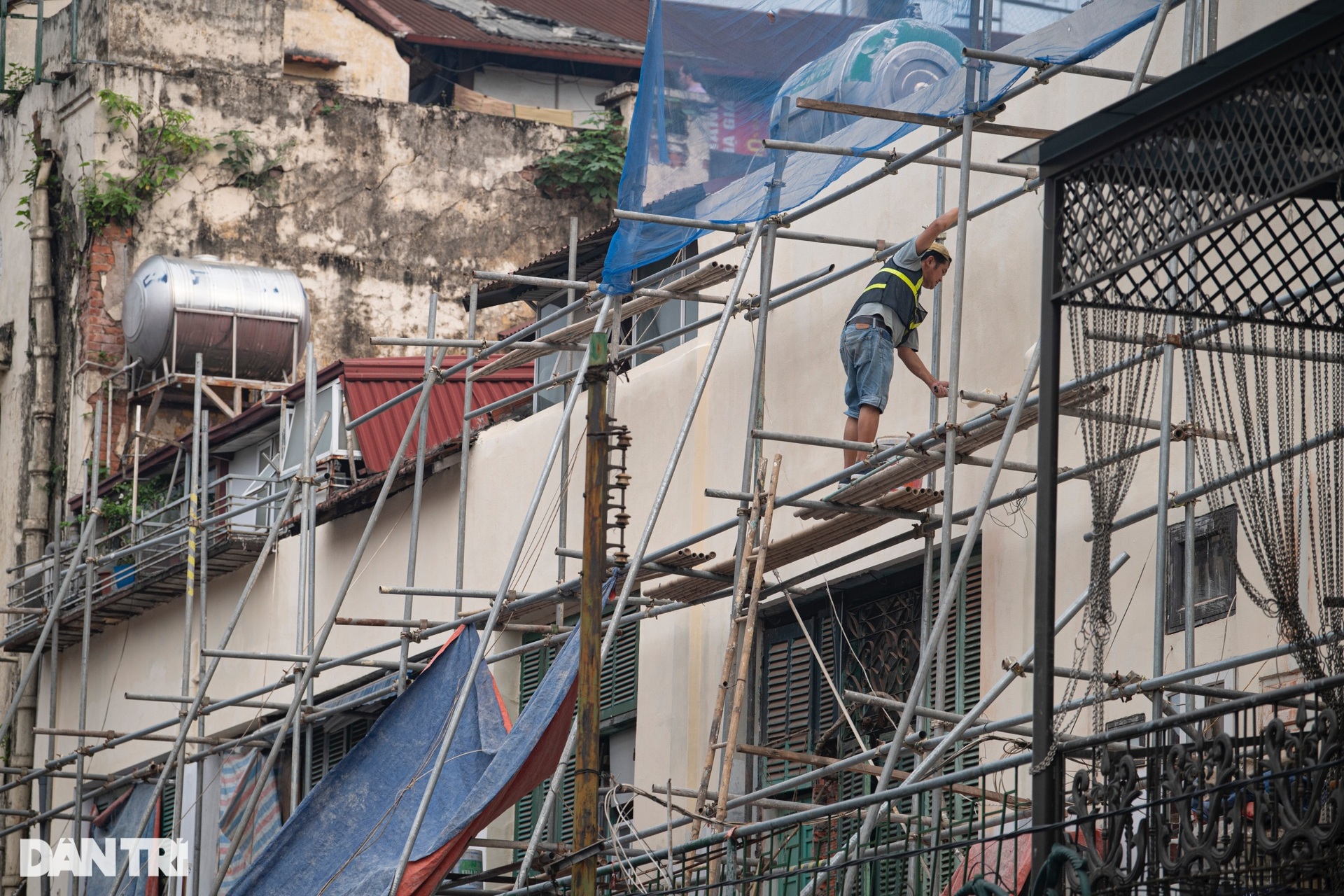 Công nhân tất bật cải tạo, chỉnh trang phố Tràng Tiền trăm tuổi ở Hà Nội - 8