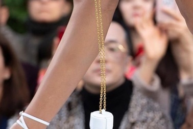 Túi xách nhỏ bằng bao diêm giá gần 12 triệu đồng: Chả biết dùng làm gì