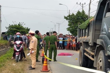 Người lớn quên đóng cổng, bé gái chạy ra đường bị xe tông tử vong