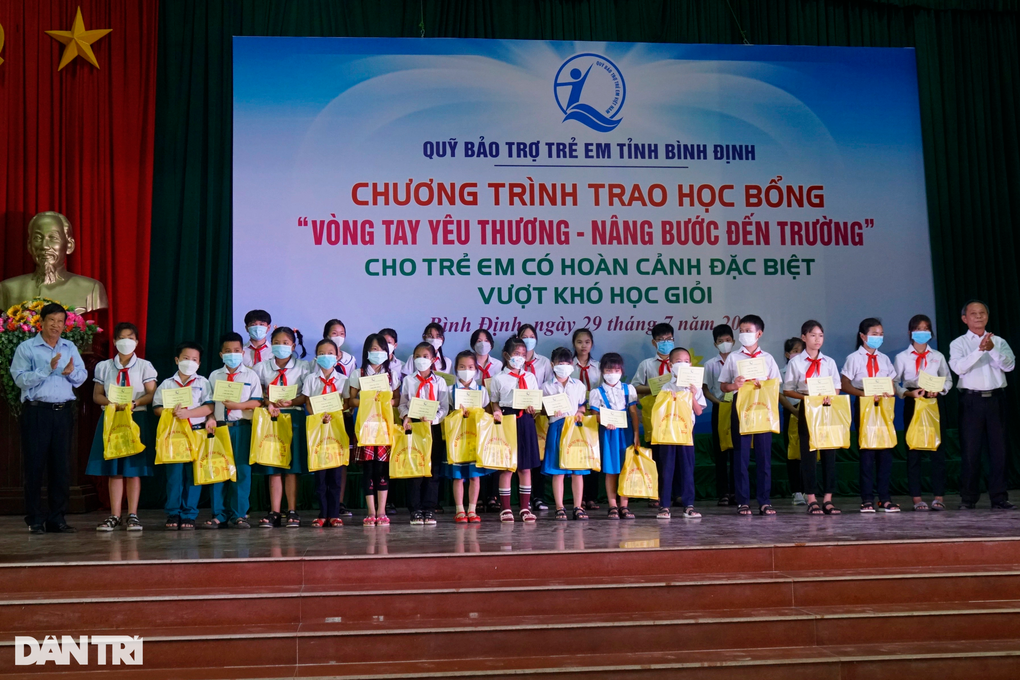 Thấu hiểu nỗi vất vả của cha mẹ, con gái gắng sức học giỏi - 4 Thấu hiểu nỗi vất vả của cha mẹ, con gái gắng sức học giỏi - 4