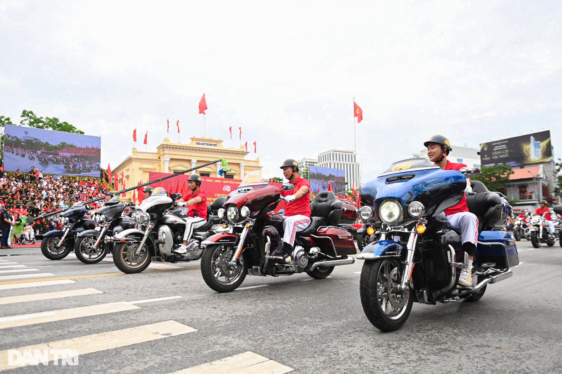 Ngắm dàn siêu mô tô trong lễ diễu hành kỷ niệm 70 năm Giải phóng Hải Phòng - 10 Ngắm dàn siêu mô tô trong lễ diễu hành kỷ niệm 70 năm Giải phóng Hải Phòng - 10