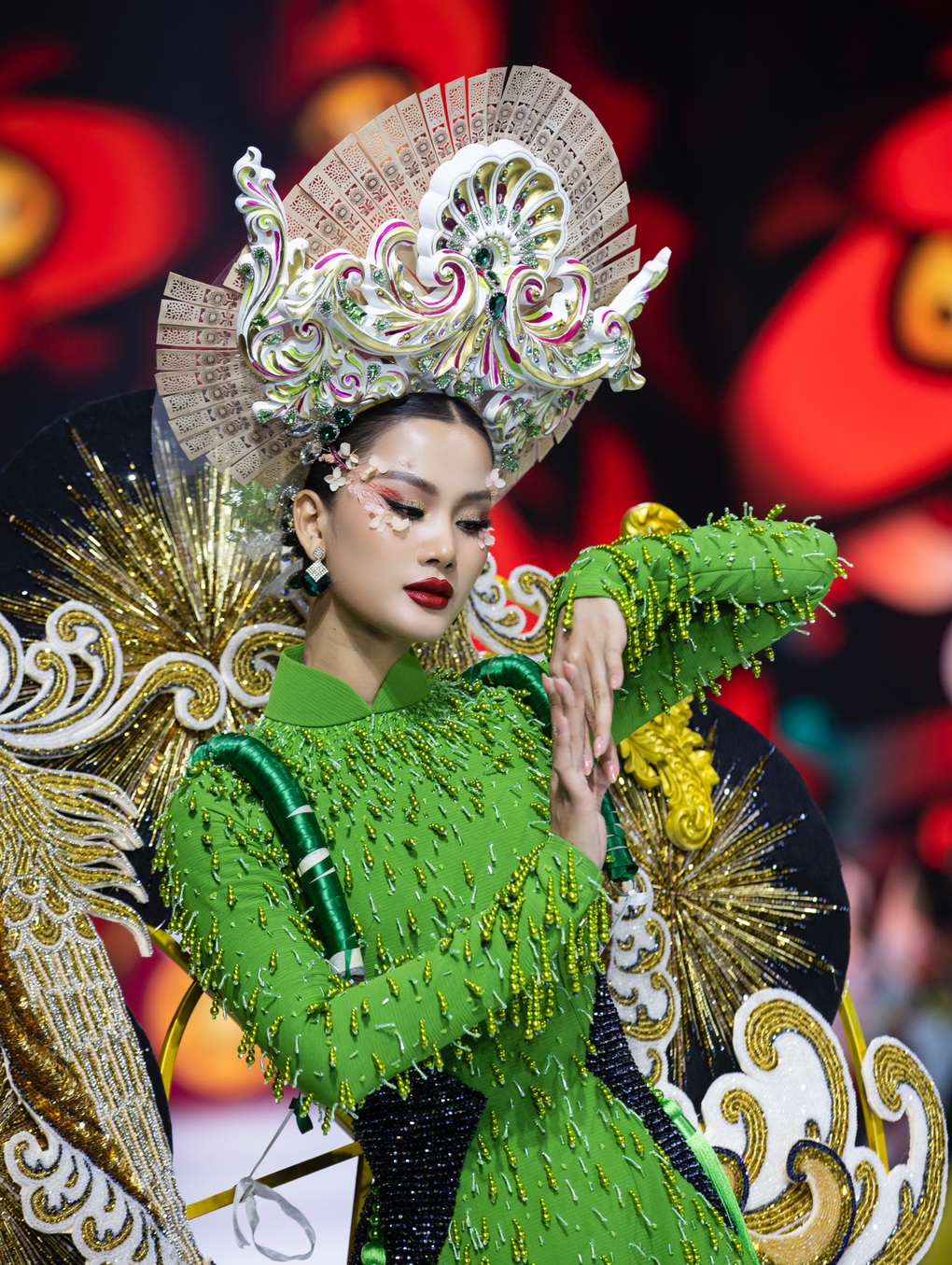 Trang phục làm từ vải vụn, đồ tái chế gây ấn tượng - 9 Trang phục làm từ vải vụn, đồ tái chế gây ấn tượng - 9