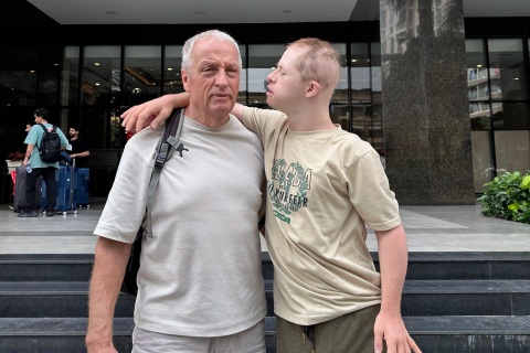 Ông bố Tây đưa con trai Down dạo phố, hành động bất ngờ của trẻ em Việt