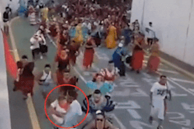 Người dân hoảng loạn bỏ chạy vì bò tót bị... thả nhầm vào đoàn diễu hành