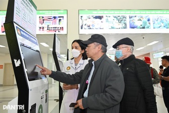 Chuyển đổi số giúp bệnh nhân không phải đến từ sáng sớm, bớt giấy tờ