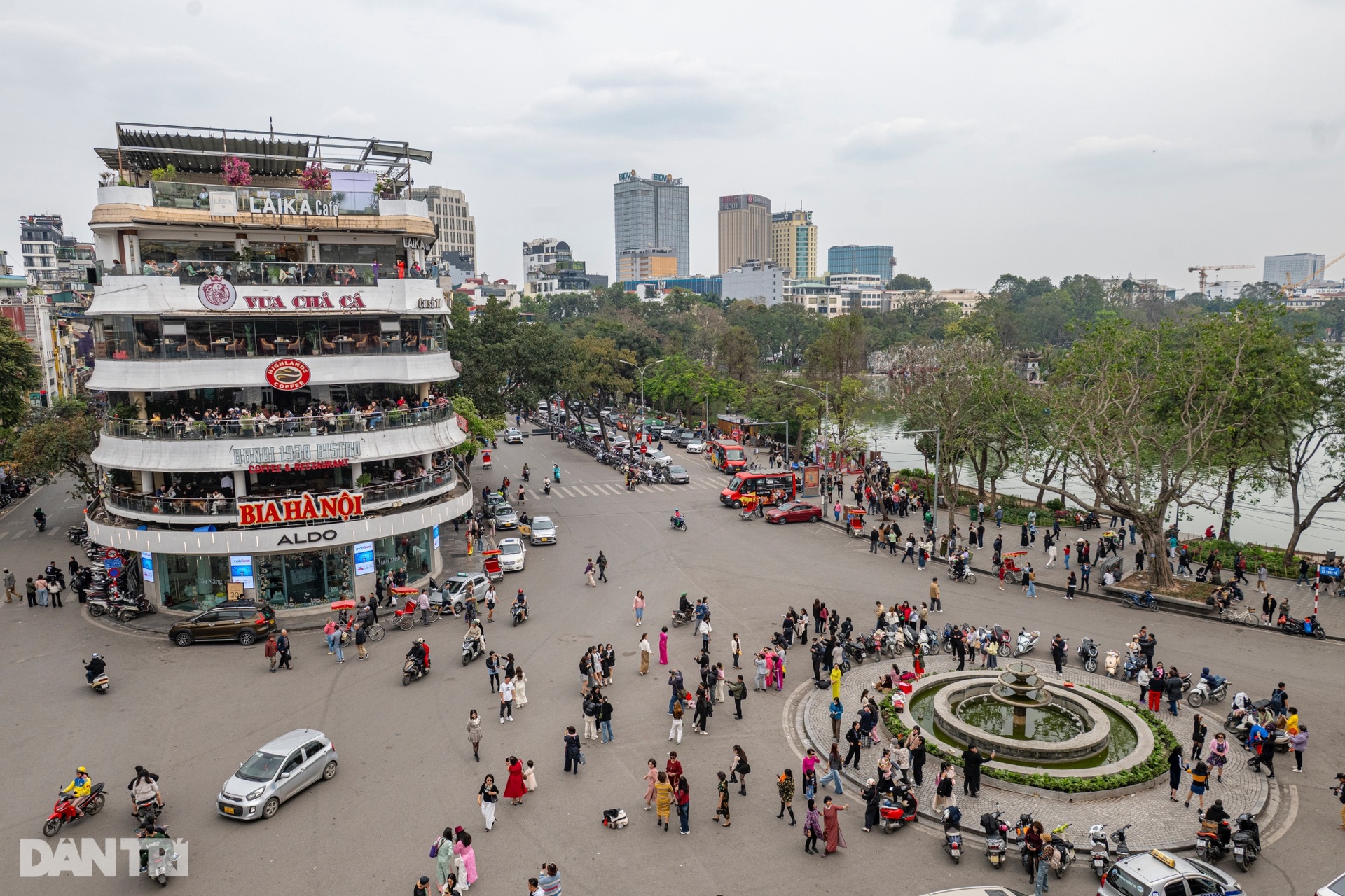 Chị em phụ nữ thướt tha áo dài, quây kín tòa Hàm cá mập chụp ảnh kỷ niệm - 2 Chị em phụ nữ thướt tha áo dài, quây kín tòa Hàm cá mập chụp ảnh kỷ niệm - 2