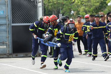 Cảnh sát vượt rào, cứu người gặp nạn trong môi trường có khí độc