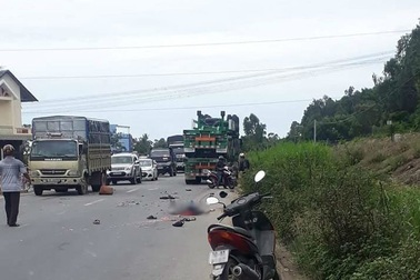 Vợ chồng nghèo chết thảm dưới gầm xe container