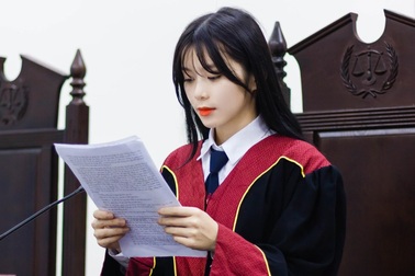 Nữ sinh năm cuối Học viện Tòa án gây "sốt" với hình ảnh xinh đẹp