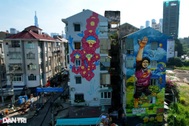 Tranh tường đường phố khổng lồ phủ kín những chung cư cũ ở TPHCM