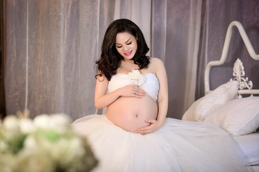 Nhật Kim Anh lần đầu khoe bụng bầu bự