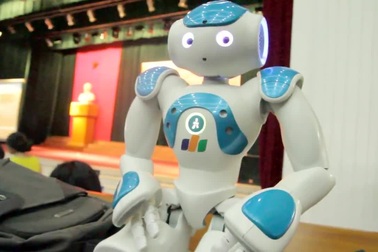 Chú robot nhảy múa và tỏ tình theo điều khiển của sinh viên