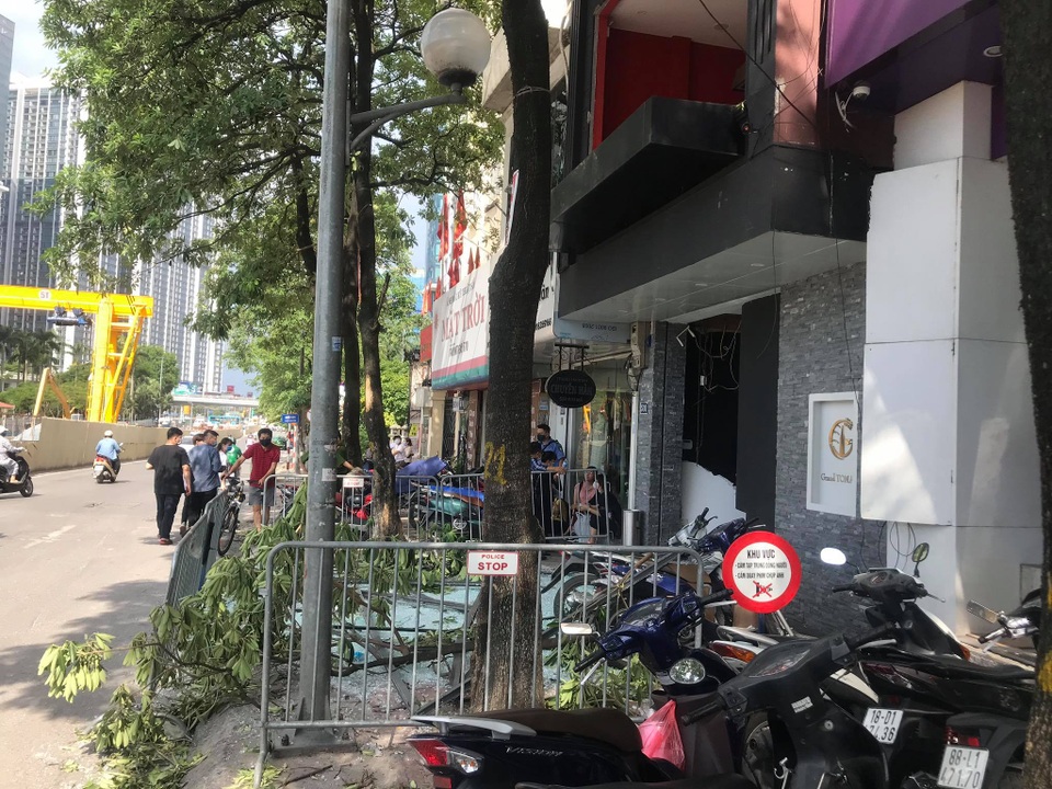 Hà Nội: Nổ lớn tại nhà hàng Nhật Bản, 3 người bị thương - 3 Hà Nội: Nổ lớn tại nhà hàng Nhật Bản, 3 người bị thương - 3