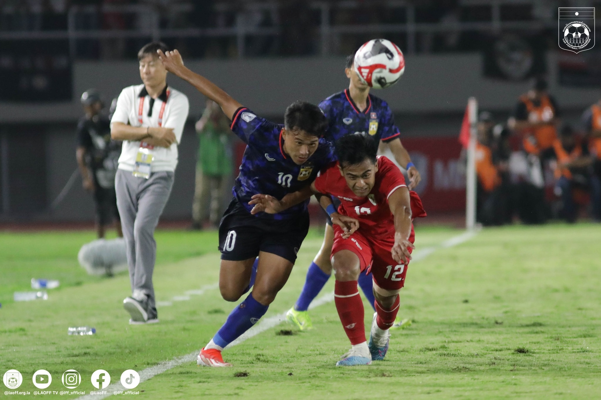 អ្នកគាំទ្រអាស៊ីអាគ្នេយ៍៖ ឥណ្ឌូណេស៊ី ទទួលការភ្ញាក់ផ្អើល បាល់ទាត់ឡាវ បង្កើតប្រវត្តិសាស្ត្រ - ២ CĐV Đông Nam Á: Indonesia nhận cú sốc, bóng đá Lào làm nên lịch sử - 2