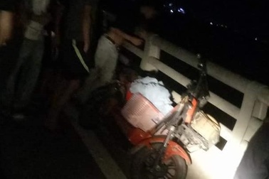 Tìm kiếm người phụ nữ gieo mình xuống sông Lam trong đêm