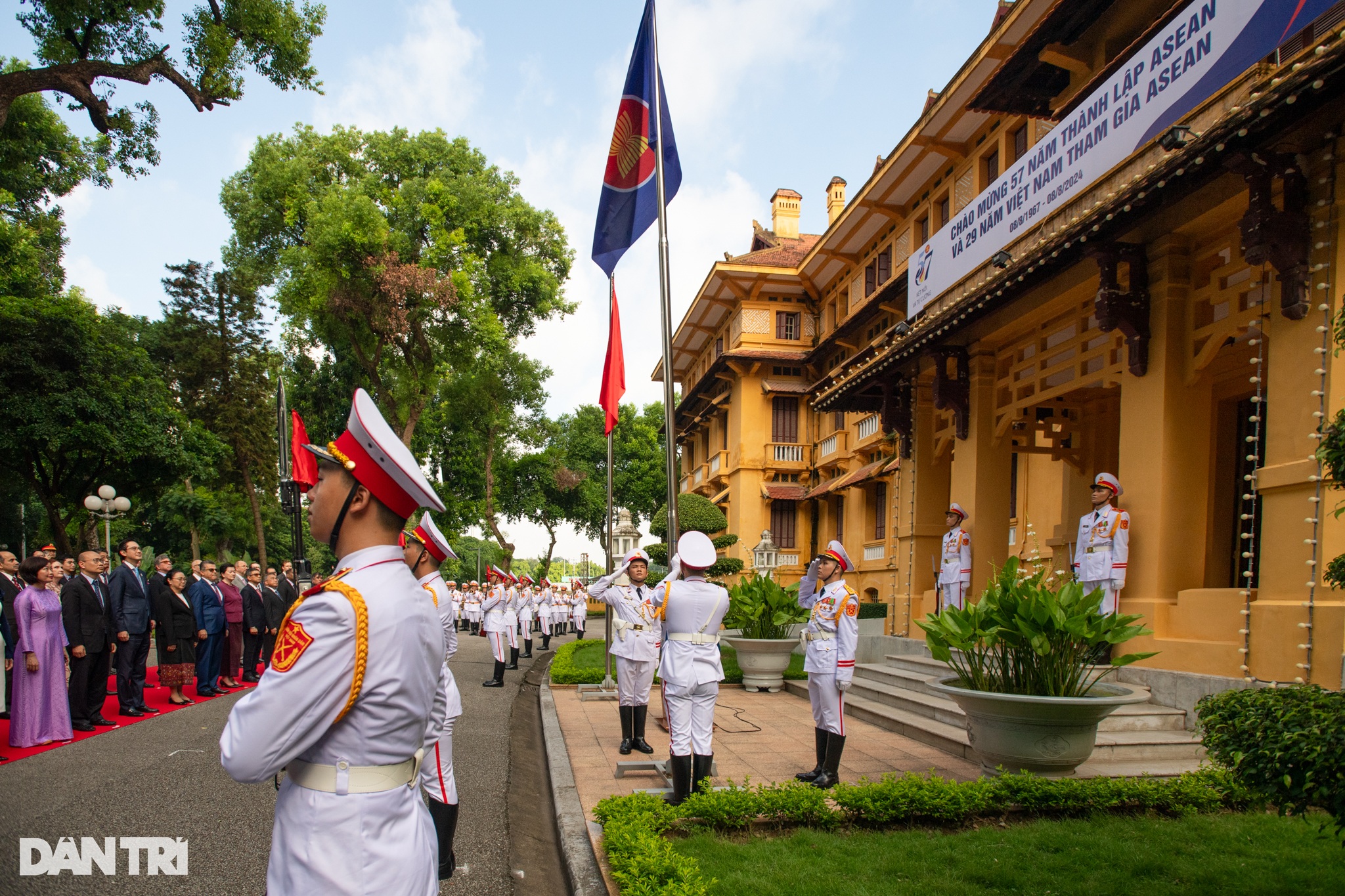 Lễ thượng cờ trang trọng kỷ niệm 57 năm Ngày thành lập ASEAN - 1