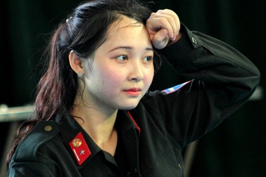 Ngắm nữ thượng sỹ cảnh sát mướt mồ hôi trên sàn tập võ