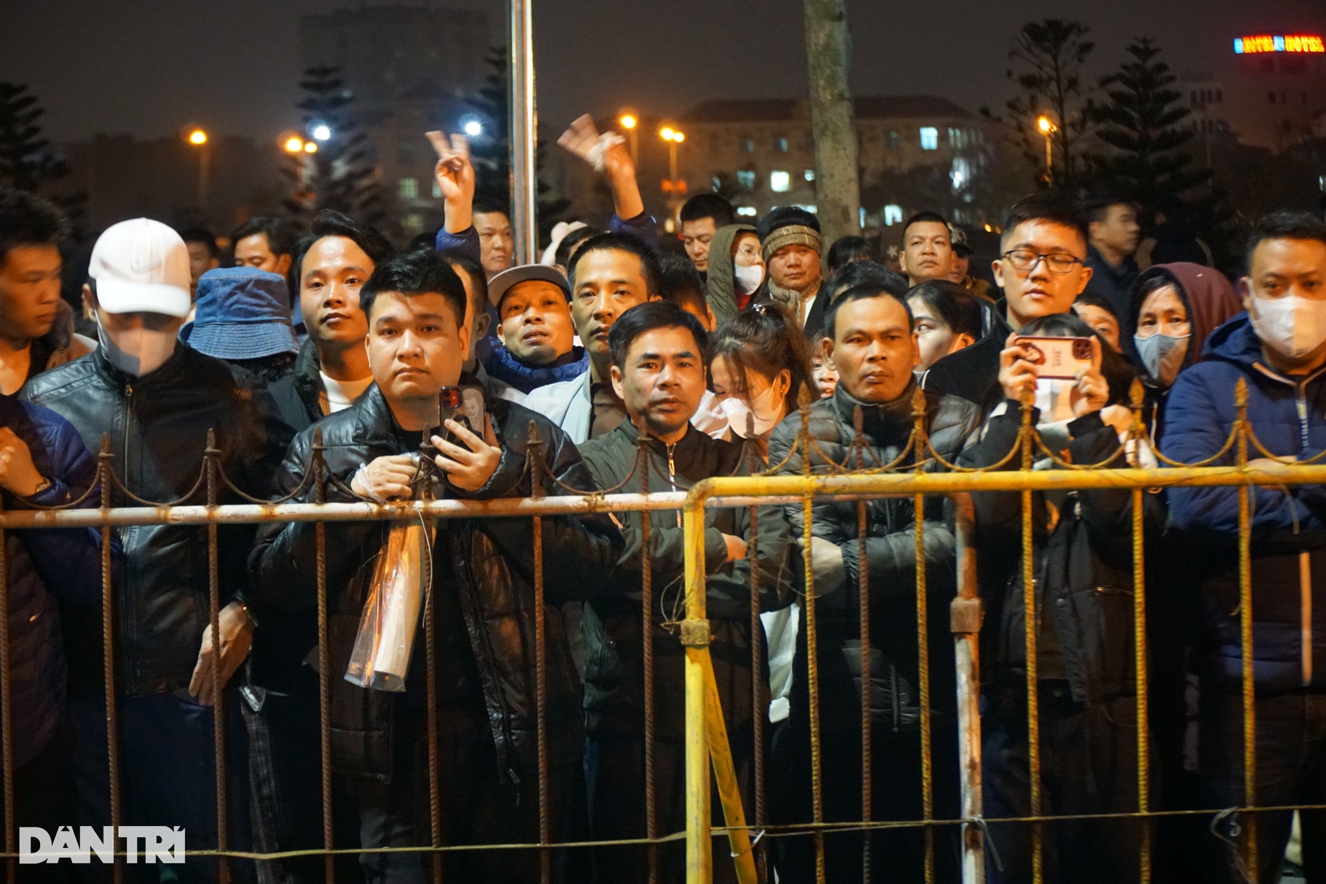 Người dân trèo qua hàng rào sắt, ùn ùn vào đền Trần sau giờ Khai ấn - 4 Người dân trèo qua hàng rào sắt, ùn ùn vào đền Trần sau giờ Khai ấn - 4