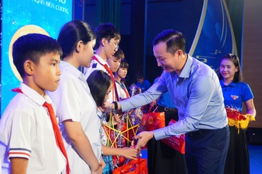 BSR mang Tết Trung thu đến các em thiếu nhi có hoàn cảnh khó khăn